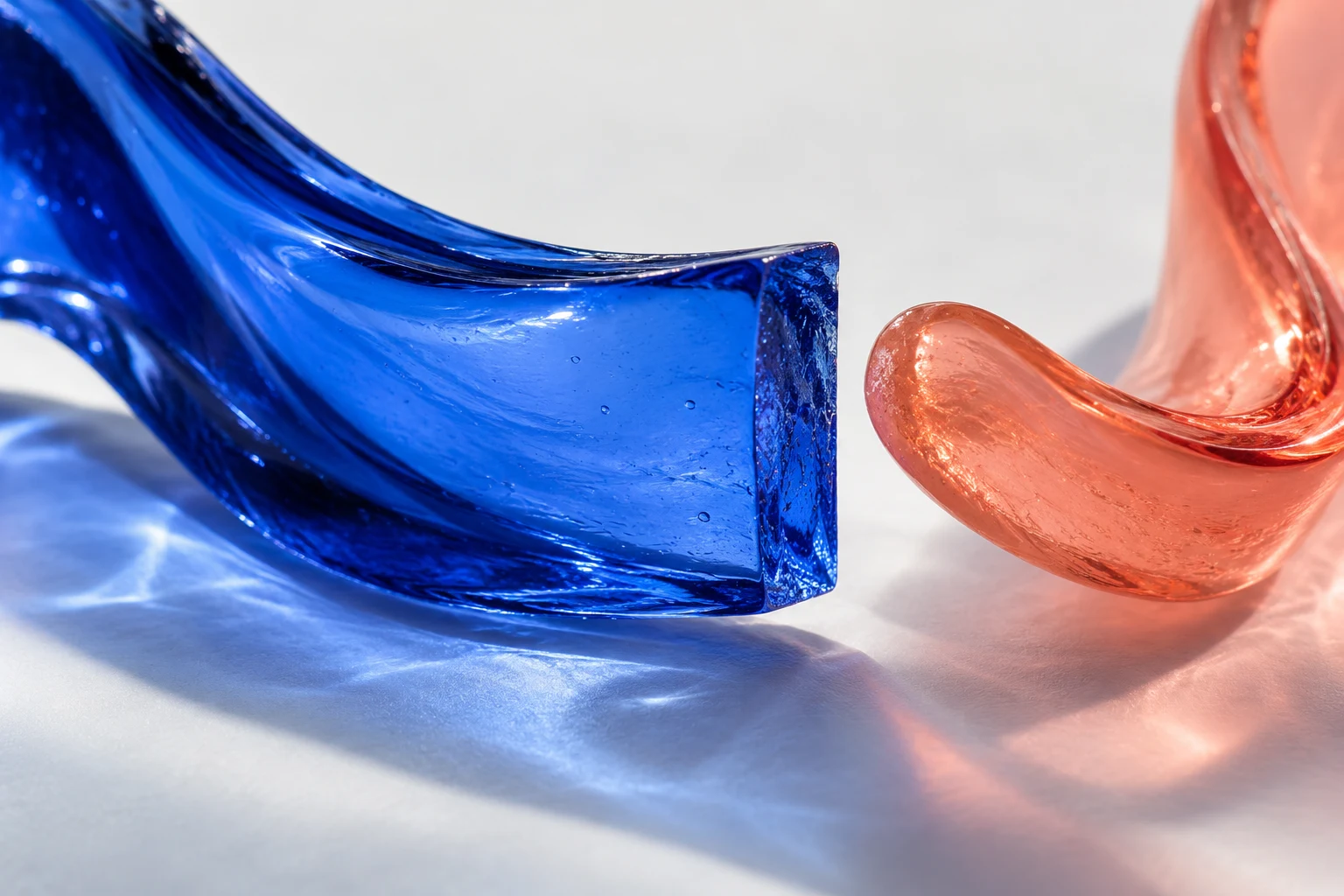 Vidrio azul y coral con extremos distintos; metáfora IA de finalización, sin capturas, registros ni pruebas de rendimiento.