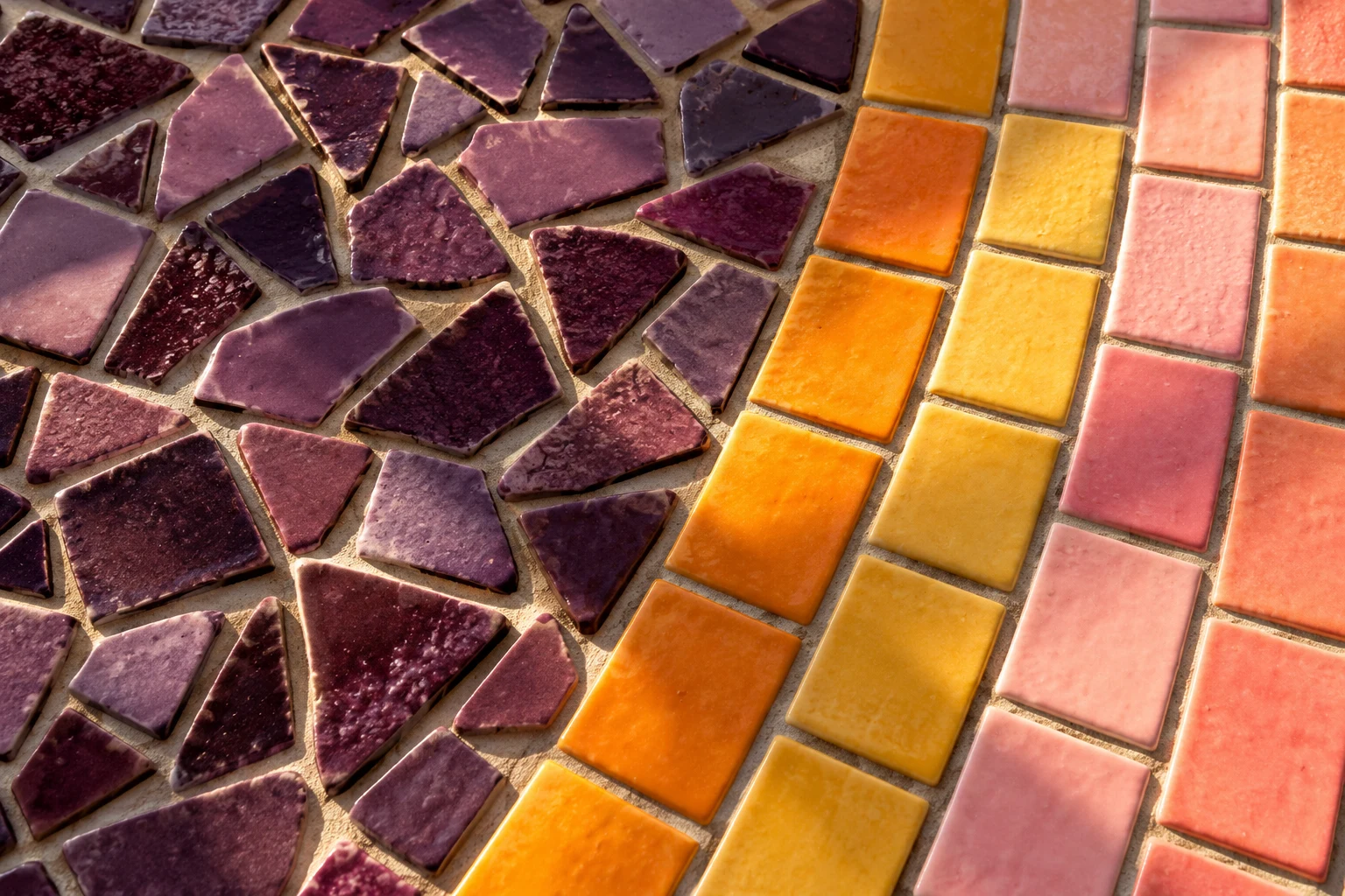 Mosaico cerámico conceptual con agrupaciones y ordenaciones distintas; ilustración IA sin datos de vulnerabilidades.
