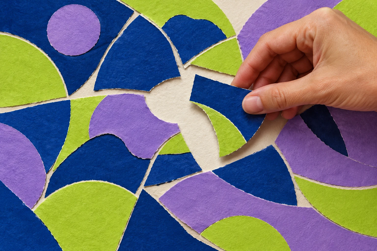 Ilustración IA de una mano ficticia recolocando un mosaico de papel; no reproduce una interfaz de Google ni un historial real.
