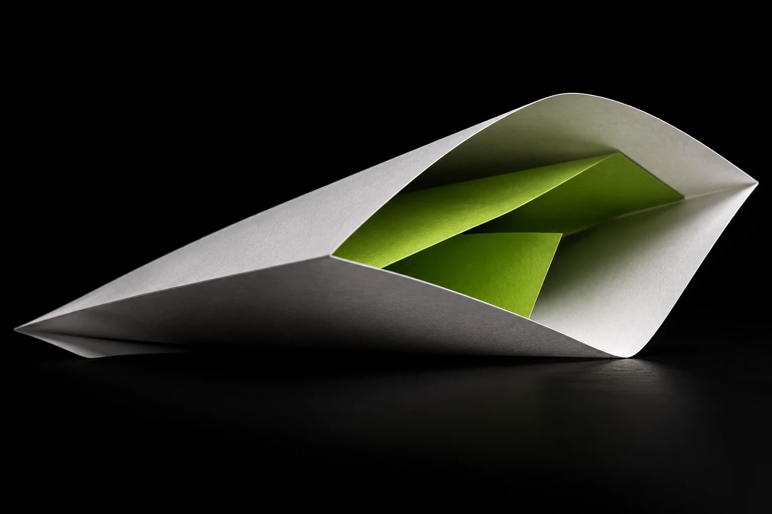 Ilustración IA: hoja plegada que aloja otra hoja abstracta. Composición imaginaria, no documenta personas, datos, pruebas o hechos reales.